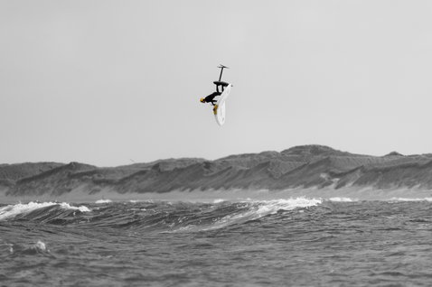 Casco ION Slash Amp durante una manovra big air nel kitesurf sull'oceano