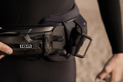 Harnais de taille ION Rival en noir avec barre de rappel Spectre Bar 2, détail
