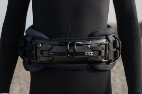 Harnais de taille ION Rival en noir avec Spectre Bar 2 et boucles PVC pour le windsurf