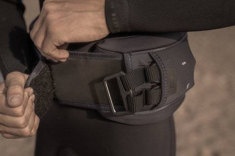 Harnais de taille ION Rival en noir charbon avec boucle PVC et réglage — vue détail