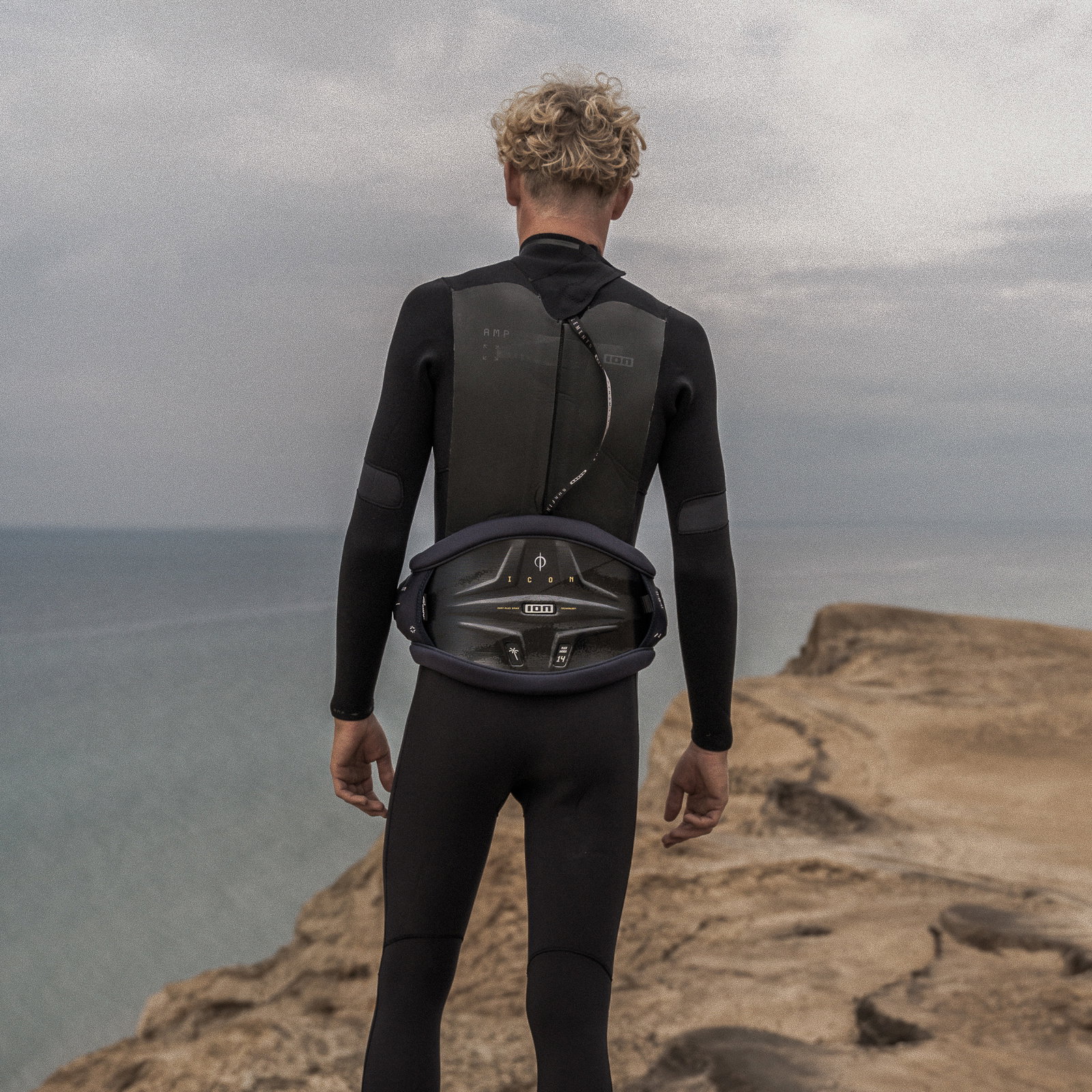 ION Icon CURV waist harness in dark charcoal during freeride windsurfing at the coast