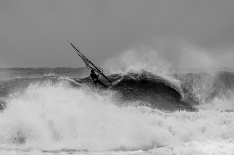 ION Neo Gloves 4/2 gants en néoprène lors du windsurf dans de grandes vagues océaniques