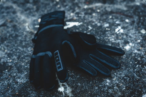ION Neo Gloves 4/2 gants en néoprène unisexe en noir sur rocher mouillé