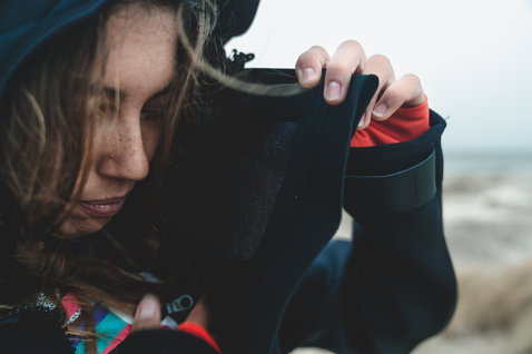 ION Neo Shelter Jacket Amp giacca in neoprene donna in nero con fodera rossa in spiaggia