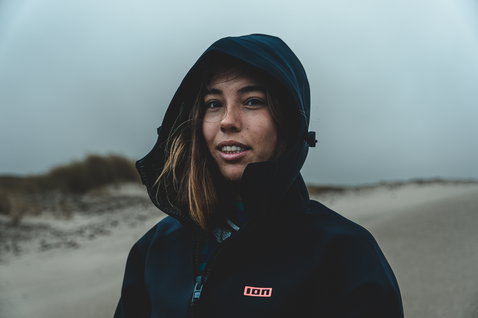 ION Neo Cosy Coat Core manteau néoprène femme bleu marine foncé à capuche sur la plage