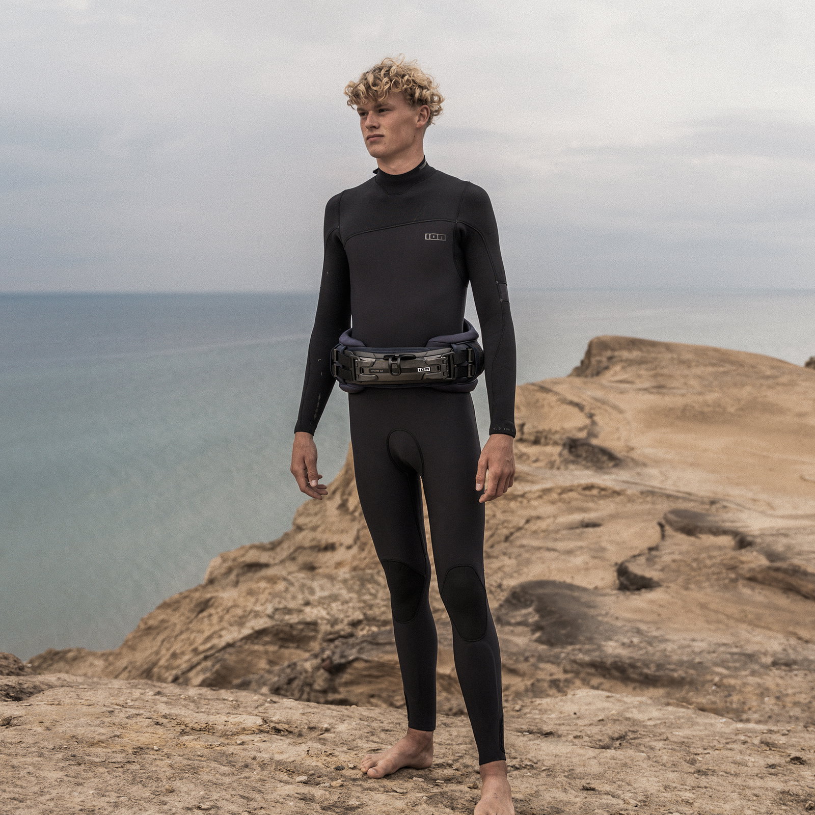 ION Icon CURV waist harness in black with Spectre Bar 2 during windsurfing at the coast