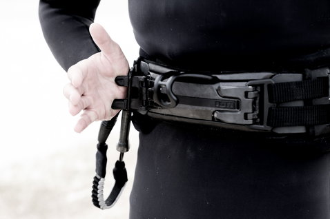 ION Riot Curv waist harness in black with Spectre Bar 2 hook during kitesurfing