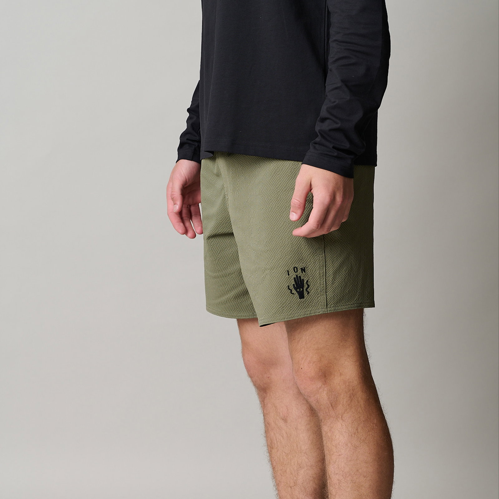 ION Slade 17" Boardshorts Herren in oliv – Seitenansicht am Model