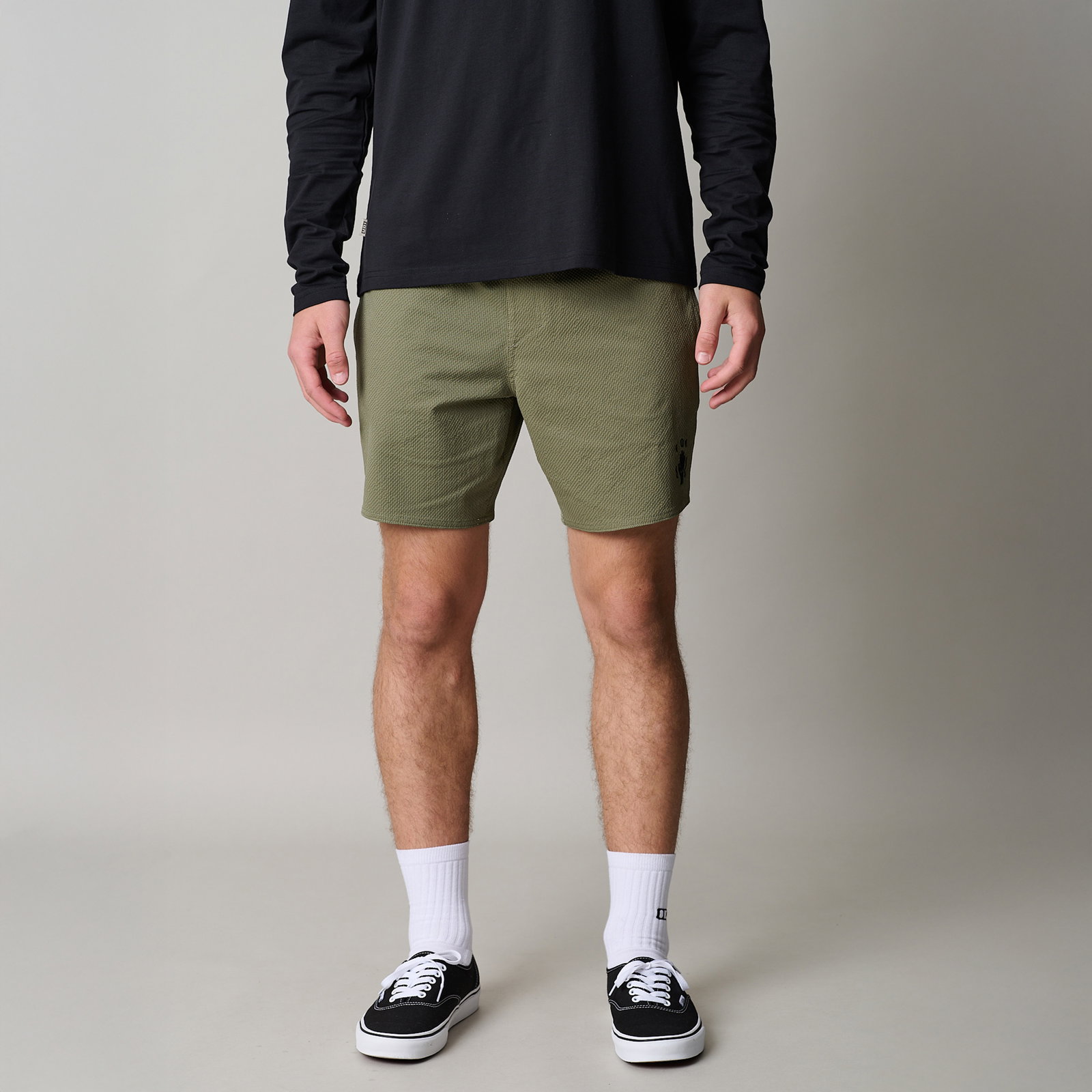 ION Slade 17" Boardshorts Herren in olivgrün, getragen von einem Modell in Studioaufnahme