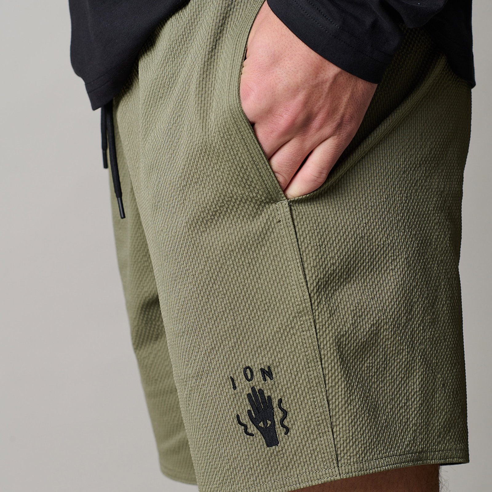 ION Slade Boardshorts 17" Herren in olivgrün – Detailansicht Tasche und Logo