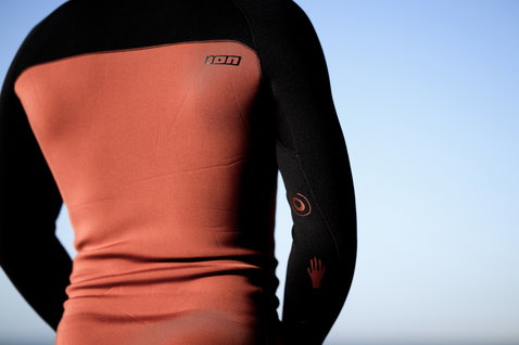 ION Neo Top 2/2 LS Herren Neoprentop in terrakotta und schwarz – Rückenansicht