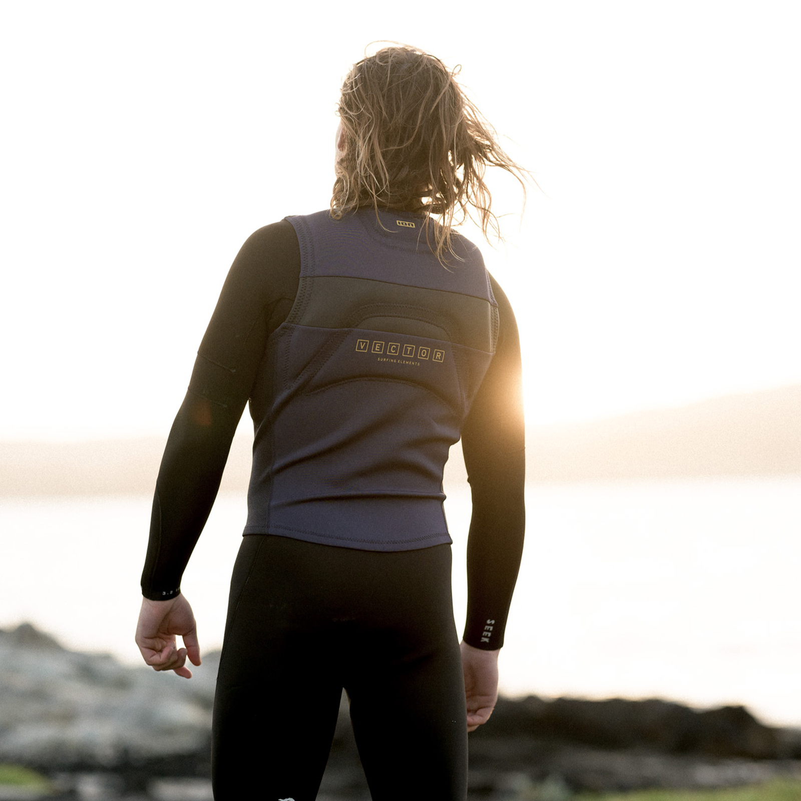 ION Vector Amp Prallschutzweste Herren Front-Zip in schieferblau beim Kitesurfen an der Küste