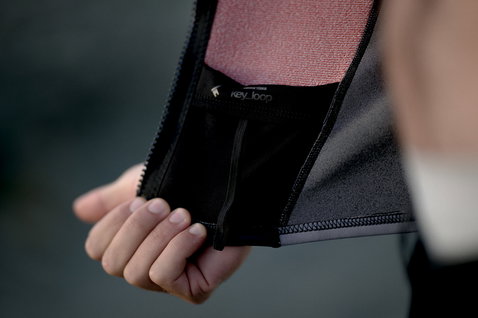 ION Neo Zip Top 2/1 LS Skin top in neoprene nero e rosa antico – dettaglio porta-chiave