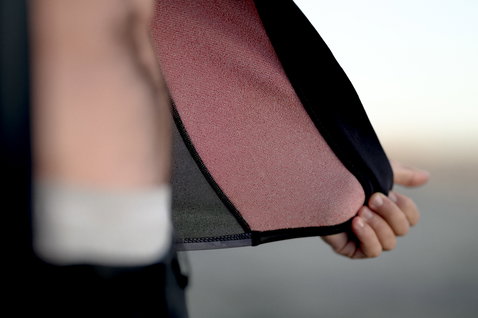 ION Neo Zip Top 2/1 LS Skin uomo top neoprene dettaglio fodera termica in nero e rosa antico