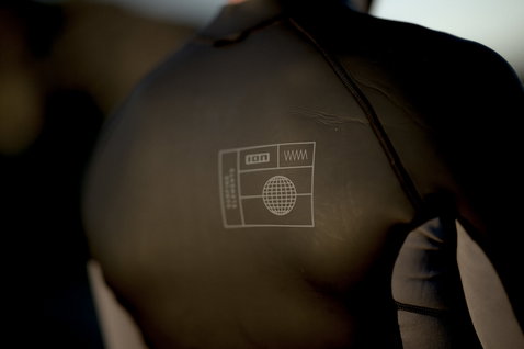 ION Neo Zip Top 2/1 LS Skin top in neoprene in nero, dettaglio schiena con logo e zip
