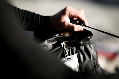Borsa compressione kite ION Crushbag in nero durante il riordino sul kitespot