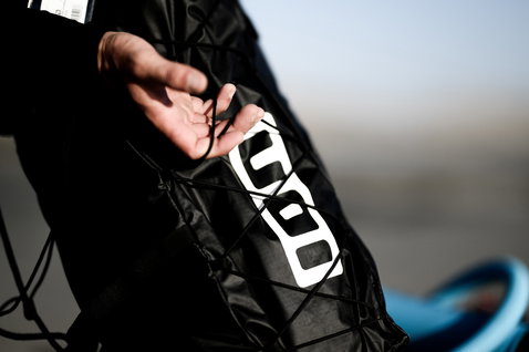 ION Crushbag borsa di compressione per kite in nero durante il kitesurf in spiaggia