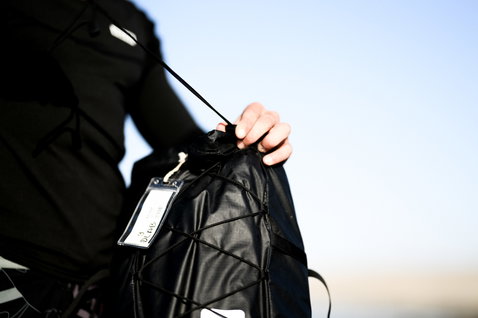 ION Crushbag borsa trasporto kite in nero durante il kitesurf in riva al mare