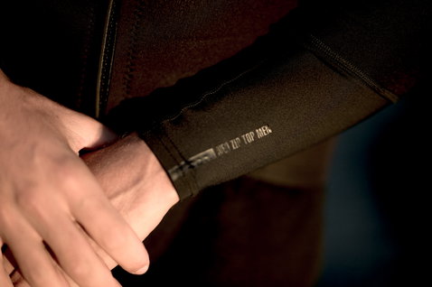 ION Neo Zip Top homme top néoprène 2/1 mm détail manchette avec étiquette intérieure en noir