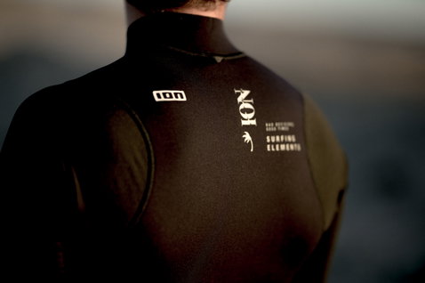ION Neo Zip Top 2/1 LS top en néoprène noir avec imprimé dos, vue arrière sur mannequin
