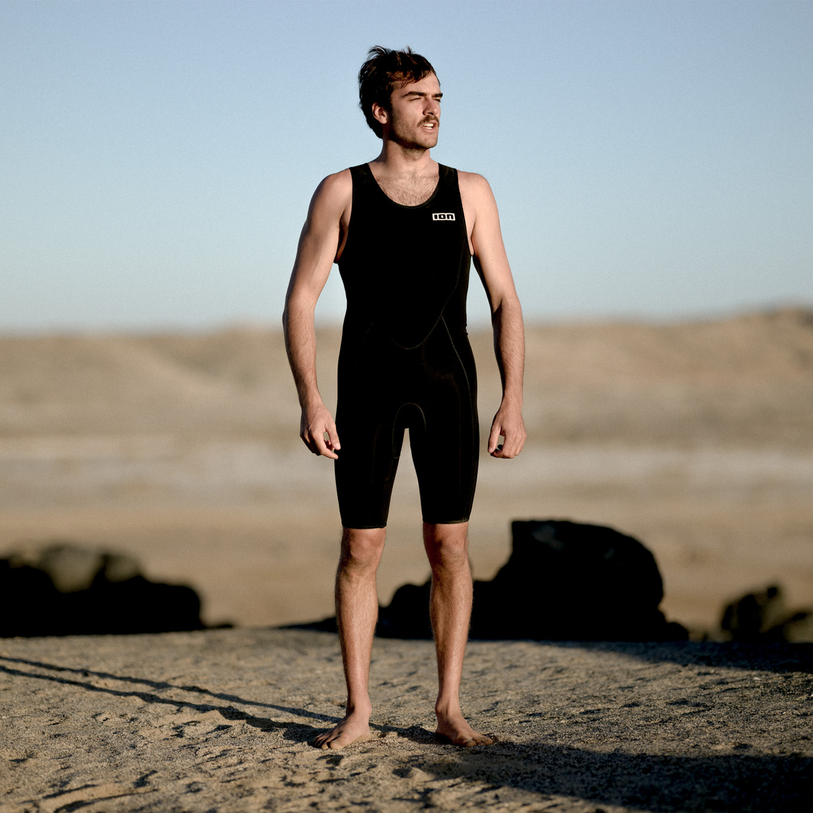ION Monoshorty 0,5 mm Pull-on Shorty-Neoprenanzug in schwarz beim Tragen am Strand