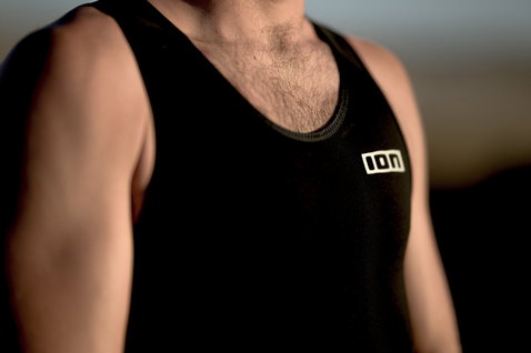 ION Monoshorty combinaison shorty sans manches 0,5 mm pull-on en noir sur modèle masculin
