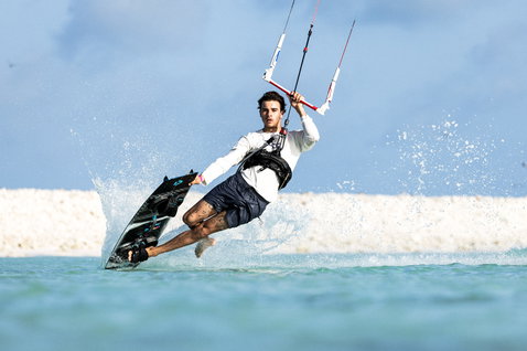 ION Wetshirt LS men long-sleeve water shirt during kitesurfing in a tropical lagoon