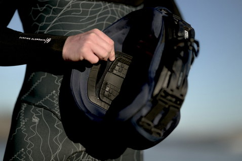 ION Riot Curv waist harness in navy with CURV® back plate and Ergo Pad detail view