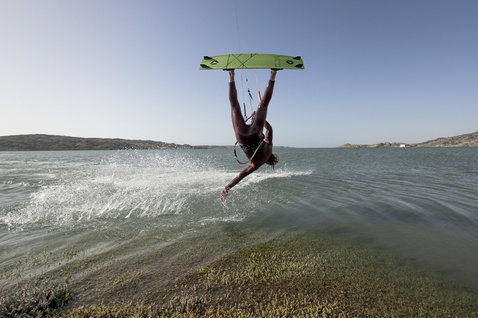 Harnais de taille ION Riot Curv lors d'un trick freestyle inversé en kitesurf au-dessus d'un lagon