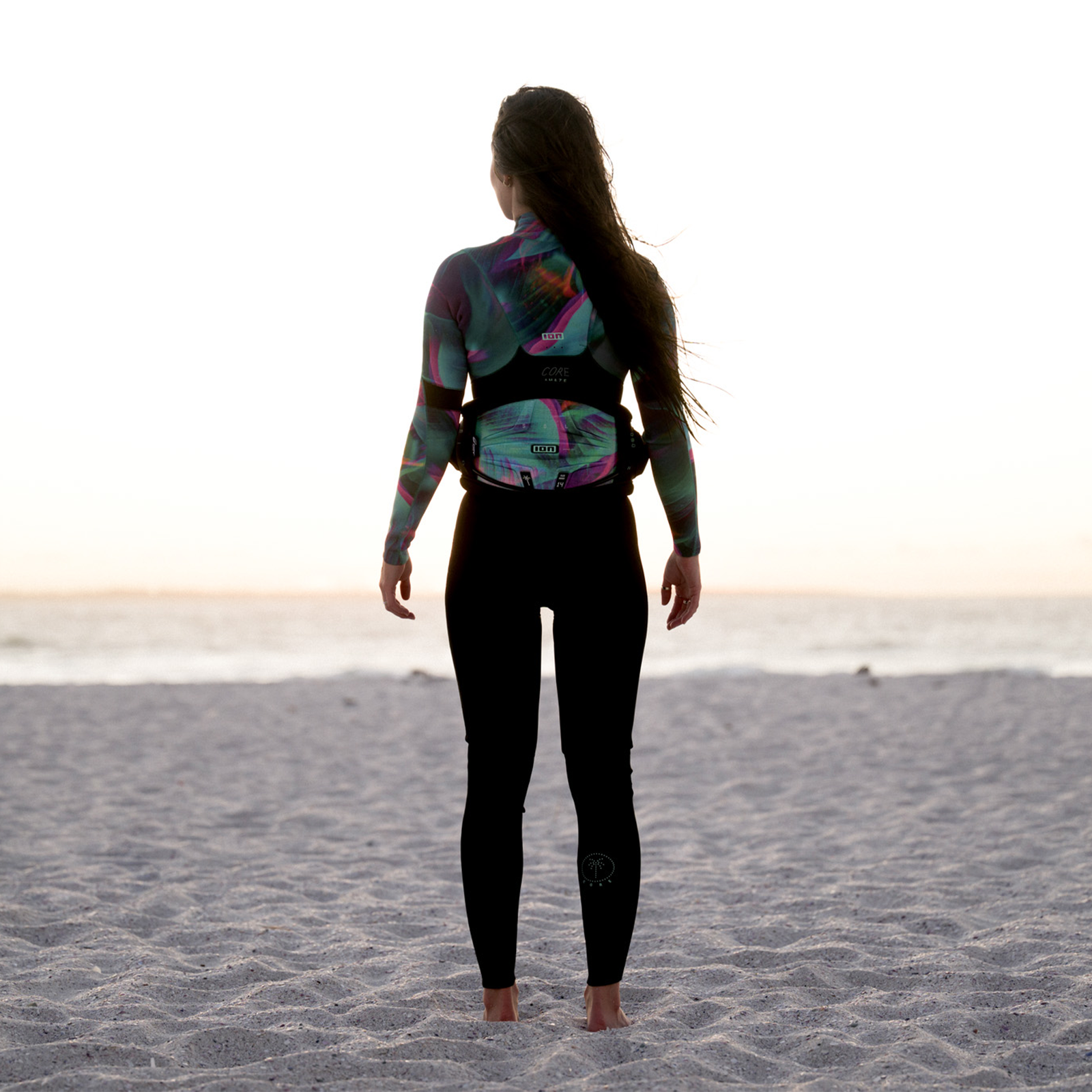 ION Sol CURV Hüfttrapez für Damen in dunkelgrau beim Kitesurfen am Strand