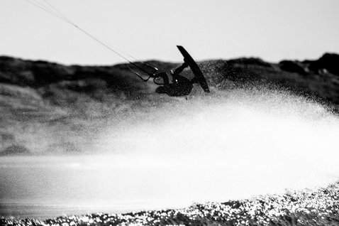 ION Maze LS rashguard uomo durante il kitesurf sopra onde frangenti