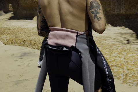 Fato de neoprene curto ION Element 2/2mm fecho frontal manga comprida em preto e cinzento, detalhe traseiro