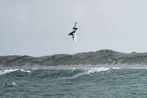 ION Element muta neoprene 4/3mm zip posteriore uomo durante wing foiling sull'oceano