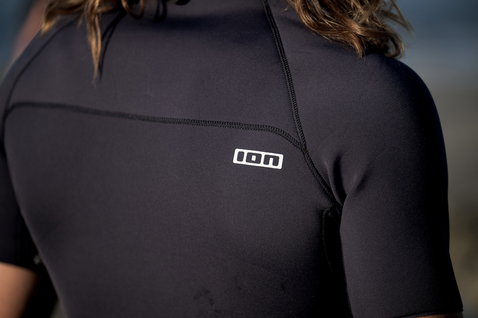 ION Neo Top top in neoprene a manica corta 0,5 mm da uomo in nero durante il kitesurf in costa