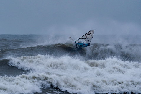ION Element 4/3mm Backzip Neoprenanzug Damen beim Windsurfen in stürmischem Meer
