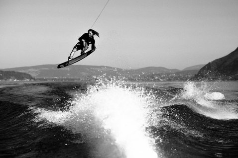 ION Lunis Vest Front Zip colete de impacto feminino durante wakeboard num lago