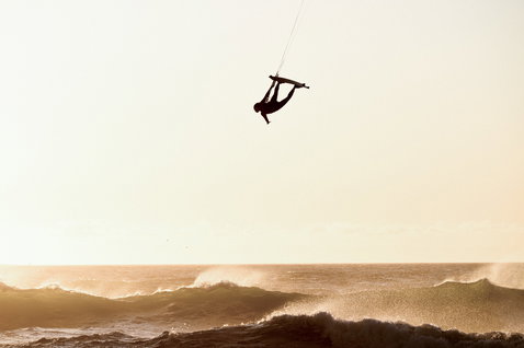 ION Static 3/2 mm Front-Zip Neoprenanzug Damen beim Kitesurfen im Ozean bei Goldener Stunde