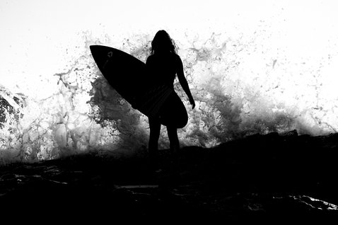 ION Static fato de surf shorty 2/2mm fecho traseiro mulher durante surf no oceano