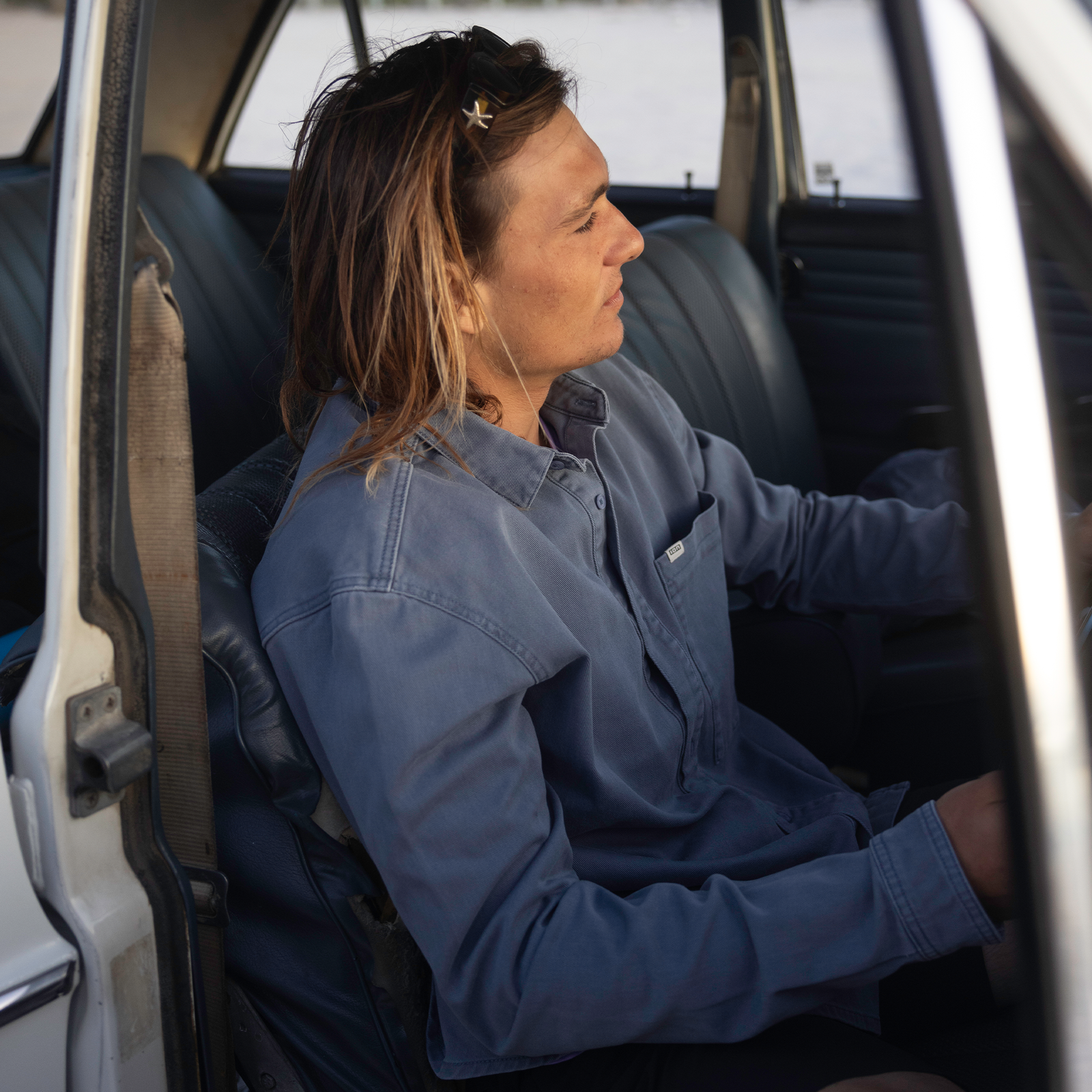 Camicia denim unisex ION Ionic in blu ardesia durante un momento lifestyle rilassato in un'auto d'epoca