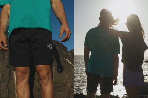 Boardshorts ION Avalon 18" en noir portés sur la côte