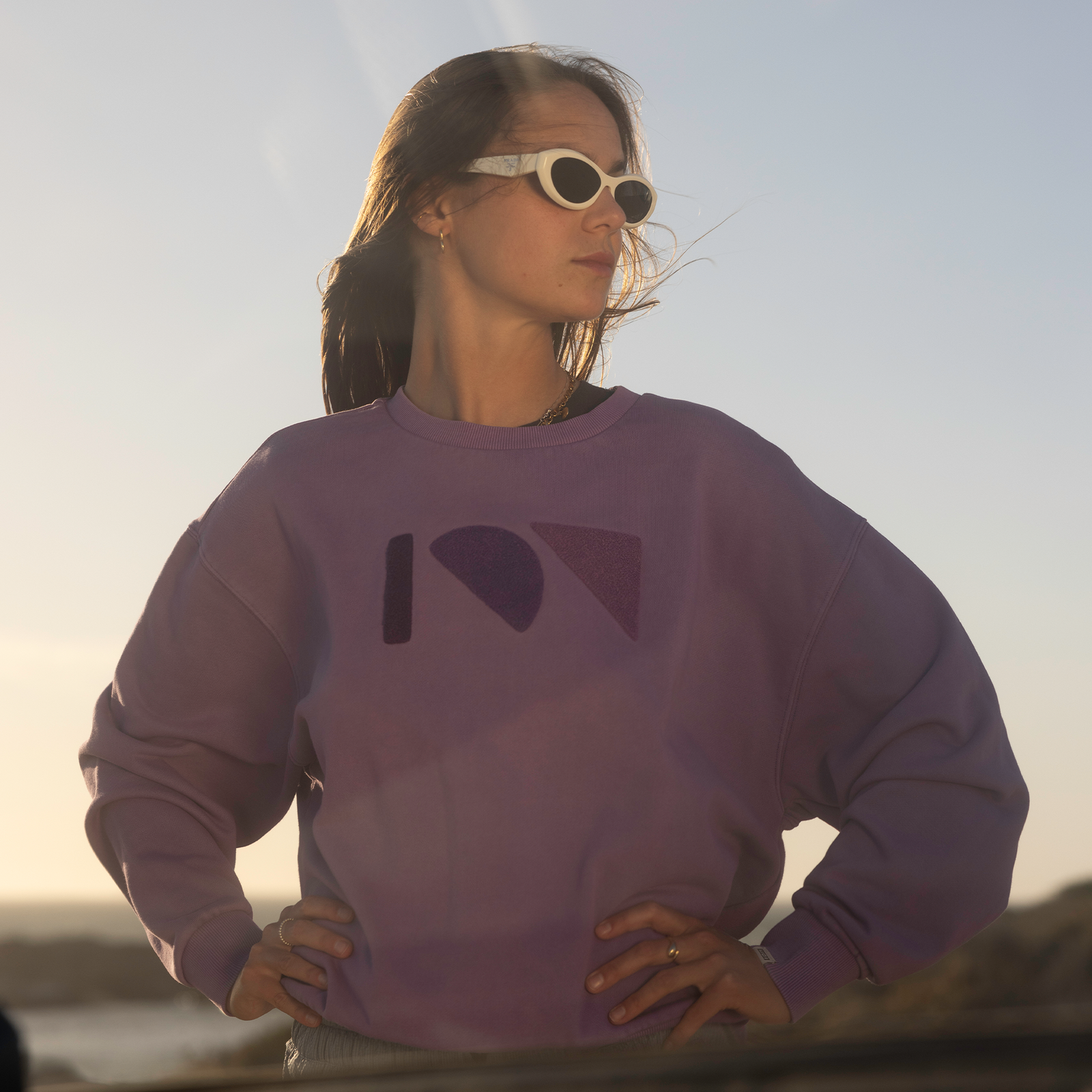 ION Mood women's sweater in dusty mauve with chenille embroidery worn at the coast
