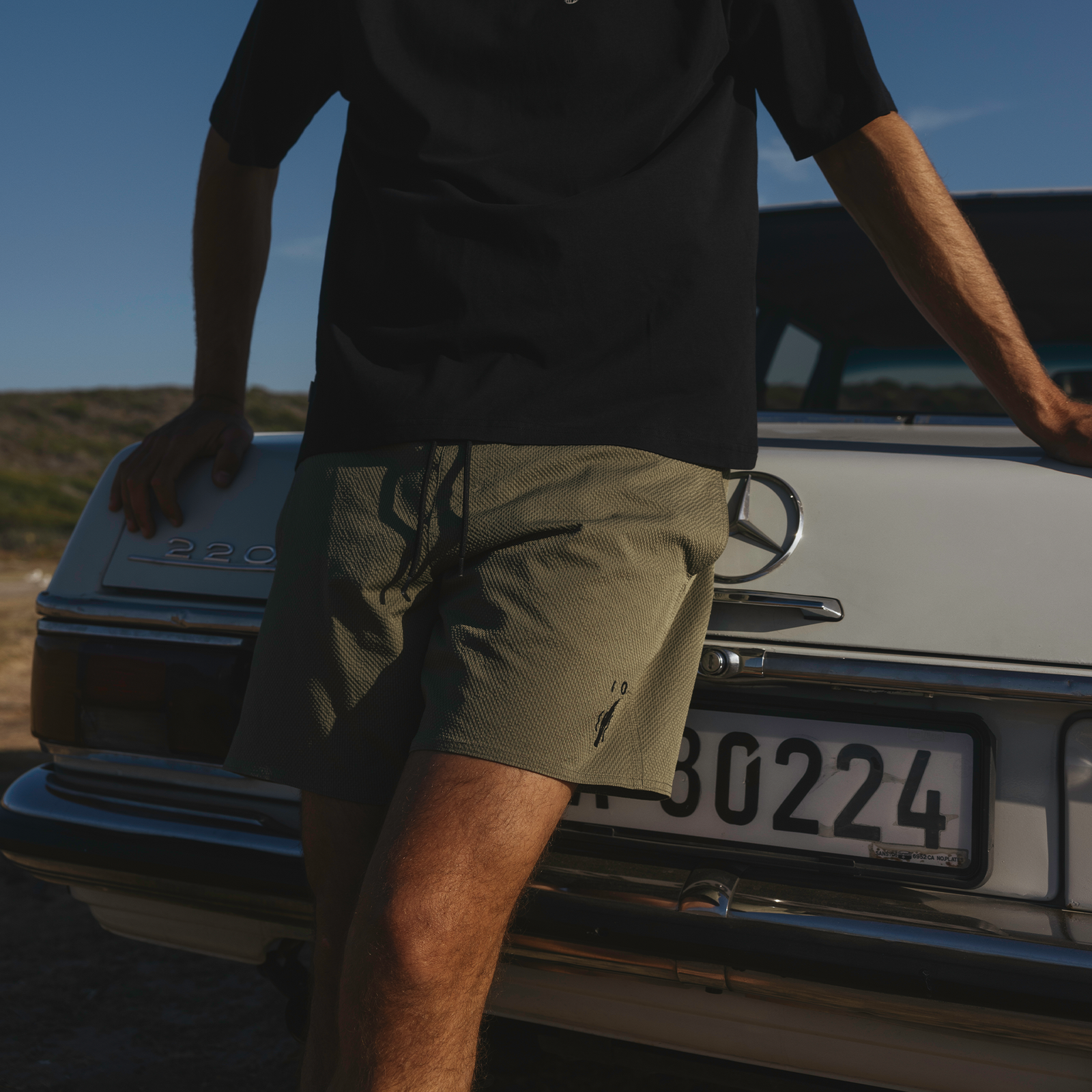 ION Slade Boardshorts 17" Herren in olivgrün beim Tragen im Freien an einem sonnigen Tag