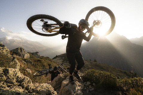 Camisola de ciclismo manga comprida ION Traze Amp LS masculina em preto durante BTT nos Alpes