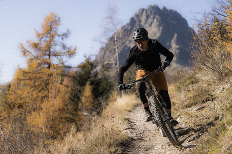 Camisola de ciclismo de manga comprida ION Traze Amp em preto durante mountain bike em trilho de montanha