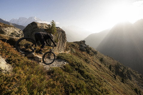 Camisola de ciclismo manga comprida ION Traze Amp LS homem em trail de montanha alpino
