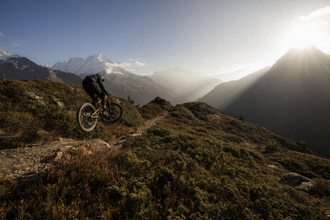 Camisola de ciclismo de manga comprida ION Traze Amp LS para homem em preto durante mountain bike nos Alpes