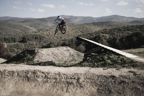 Pantalon vélo femme ION Ionic LT en noir lors d'une session de mountain bike sur un bike park