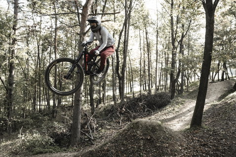 Pantalon VTT femme ION Bike Ionic LT en olive foncé lors d'une session de mountain bike en forêt