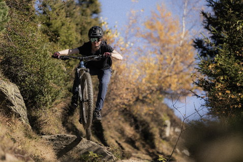 Pantalon vélo ION Ionic LT femme en bleu ardoise lors d'une descente VTT sur sentier rocheux