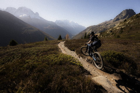 Pantalon vélo femme ION Ionic LT en noir lors d'une sortie VTT sur sentier alpin